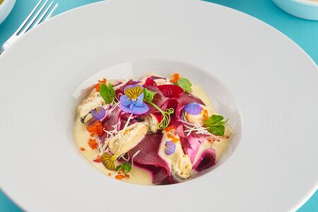 Карпаччо из свеклы с икрой и мидиями