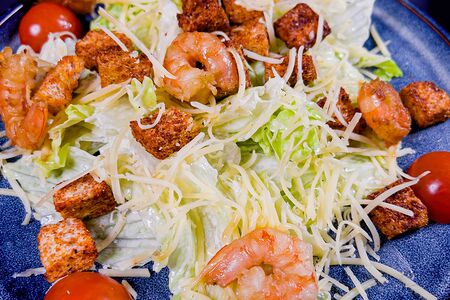 Салат Цезарь с креветками