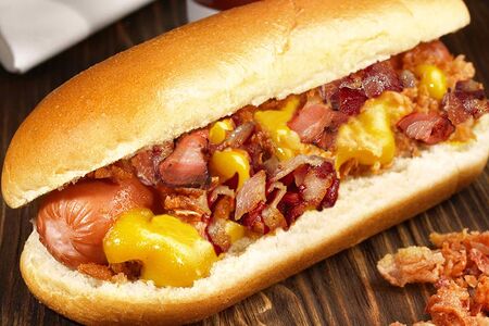 Хот-дог с сыром и беконом