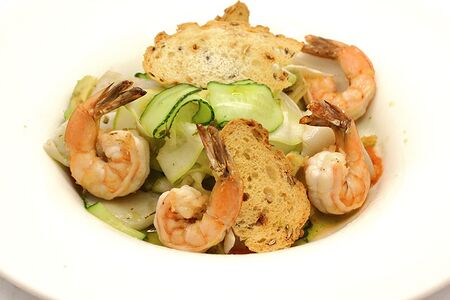 Салат с кальмарами, авокадо и креветками