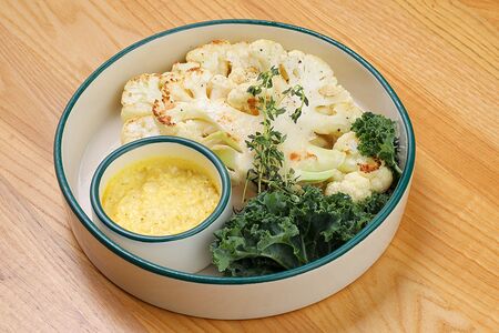 Стейк из цветной капусты с веганским айоли