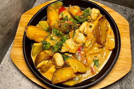 Сковородка с куриным филе и колбасками