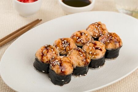 Запеченный ролл Ямми с лососем и креветкой