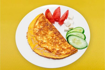 Омлет из двух яиц с сыром и ветчиной