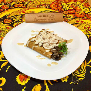 Блин с курицей и грибами под медовым соусом