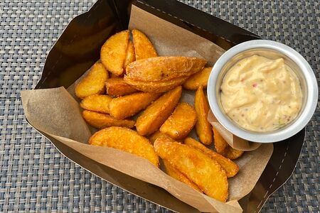 Картофельные дольки фри с соусом Айоли