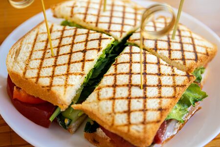 Сэндвич с цыпленком и ягодным соусом