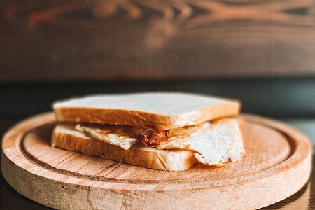 Сэндвич с яйцом и беконом, средний