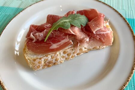 Брускетта Прошутто