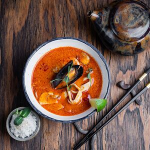 Том ям с морепродуктами