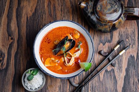 Том ям с морепродуктами  