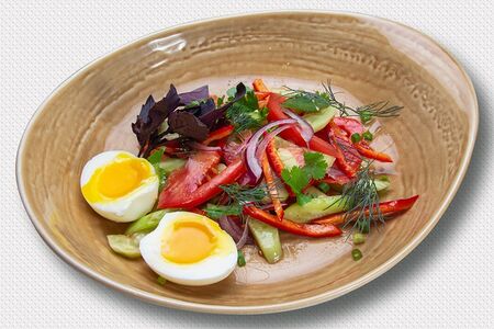 Овощной салат с деревенским яйцом