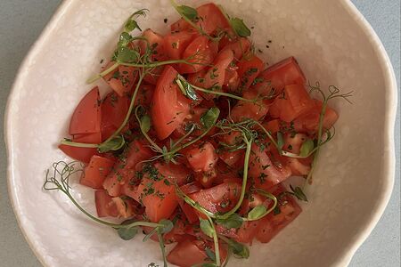 Салат из сладких помидоров