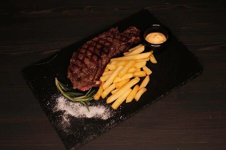 Стриплойн с картошкой фри