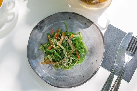 Салат с чукой и ореховым соусом