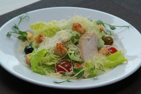 Салат Цезарь с курицией гриль