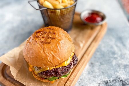 Бургер Классика с картофелем фри и кетчупом