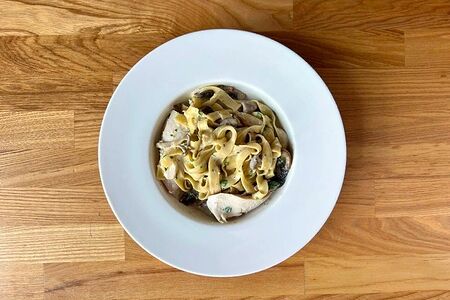 Паста феттуччине с цыпленком и грибами