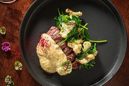 Свиная вырезка с цветной капустой