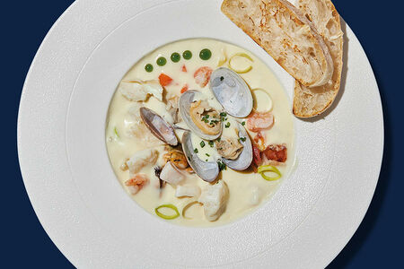 Клэм Чауддер с морепродуктами