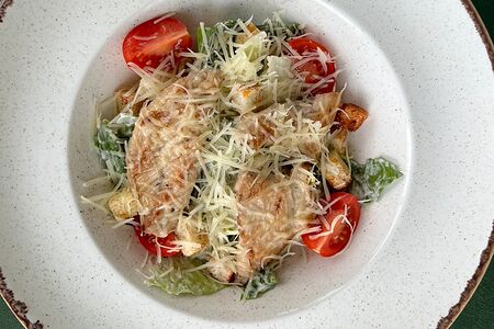 Салат Цезарь с курицей