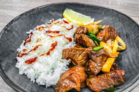 Говядина по-японски с рисом