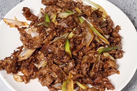 Баранина жареная с луком-пореем