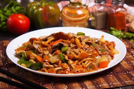 Опята со свининой и болгарским перцем