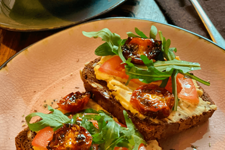 Тосты из цельнозернового хлеба с хумусом и вялеными томатами