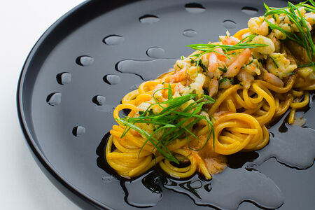 Спагетти с магаданской креветкой и соусом биск