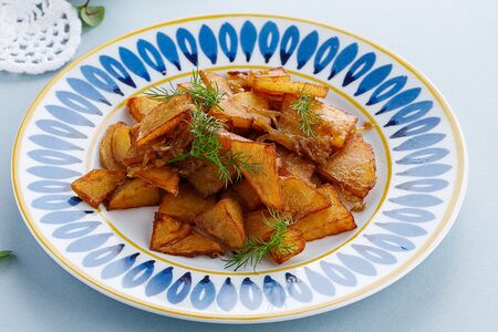 Картофель, жаренный с луком