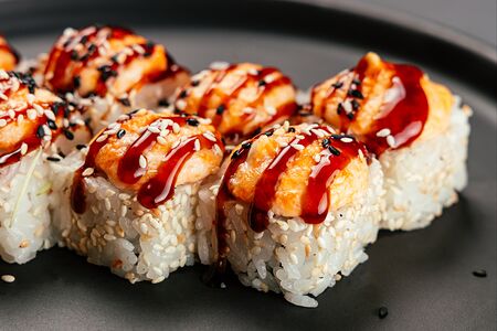 Запеченный ролл с креветкой