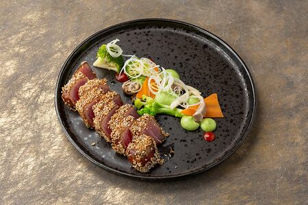 Стейк из тунца в кунжутной панировке