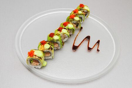 Ролл опалённый авокадо с лососем