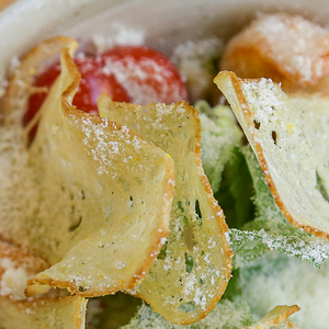 Салат Цезарь с креветками