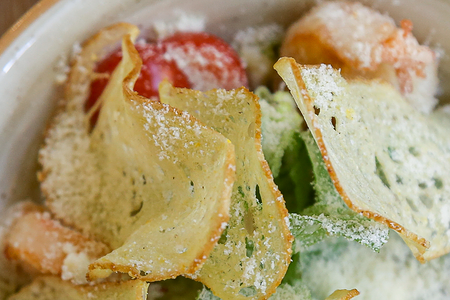 Салат Цезарь с креветками