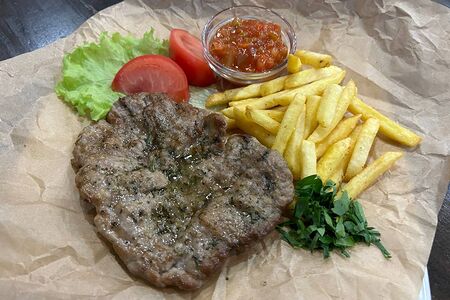 Стейк из свинины с картофелем фри