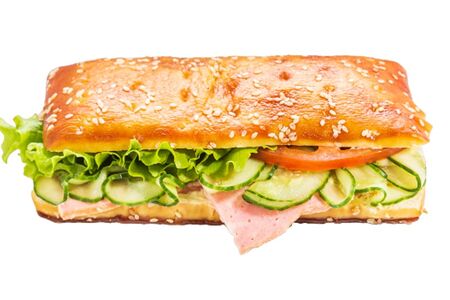 Сэндвич на сдобной булочке с ветчиной