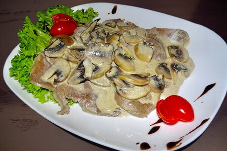 Язык под сливочно-горчичным соусом