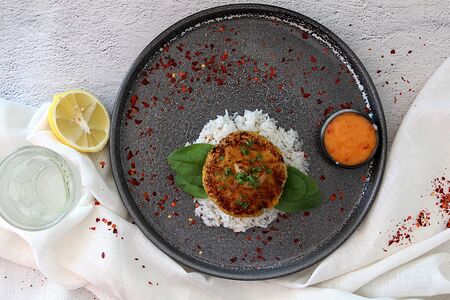 Фишкейк из трески и креветок с гарниром на выбор