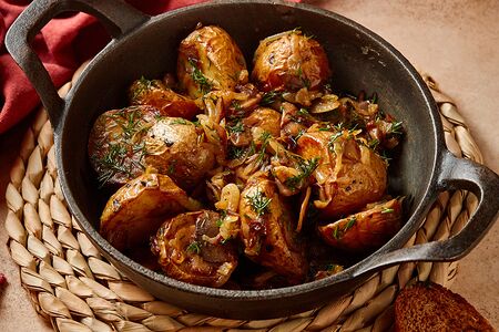 Картофель беби с луком и грибами