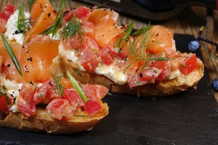 Брускетты со страчателлой и слабосоленым лососем