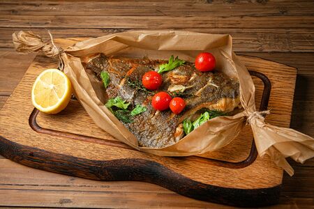 Камбала с печеными томатами