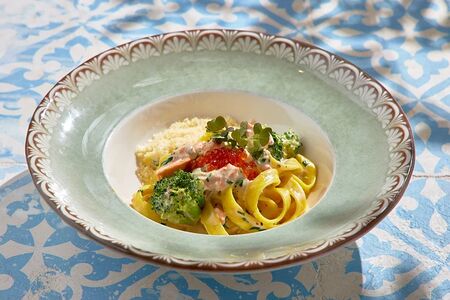 Фетучини с копченым лососем в сливочном соусе