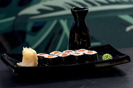 Маки с лососем