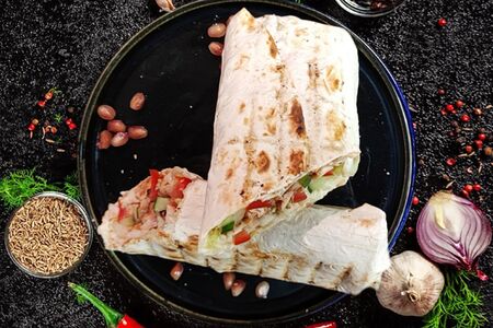 Мини-шаурма свиная на углях в тандырном лаваше