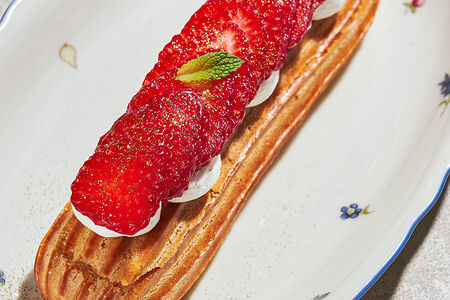 Эклер с заварным кремом