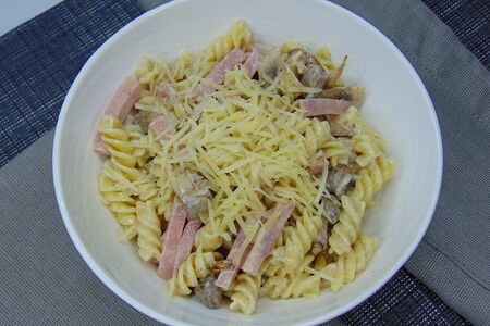 Большая паста с ветчиной и грибами