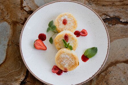 Сырники с ягодным вареньем и сметаной