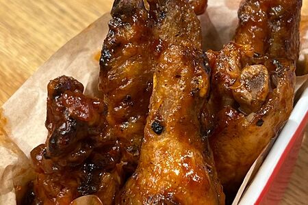 Крылышки в копчено-перечном соусе